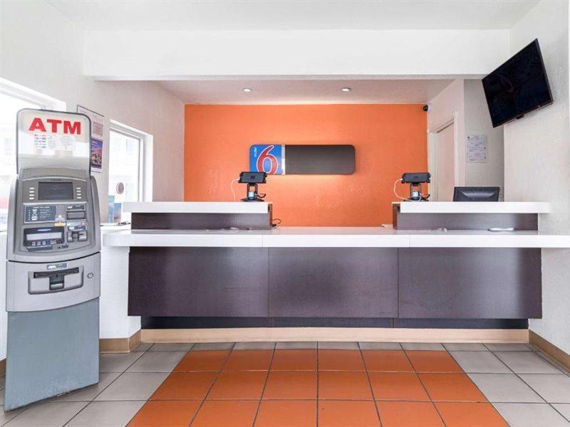 Motel 6-Long Beach, Ca - International City Eksteriør billede