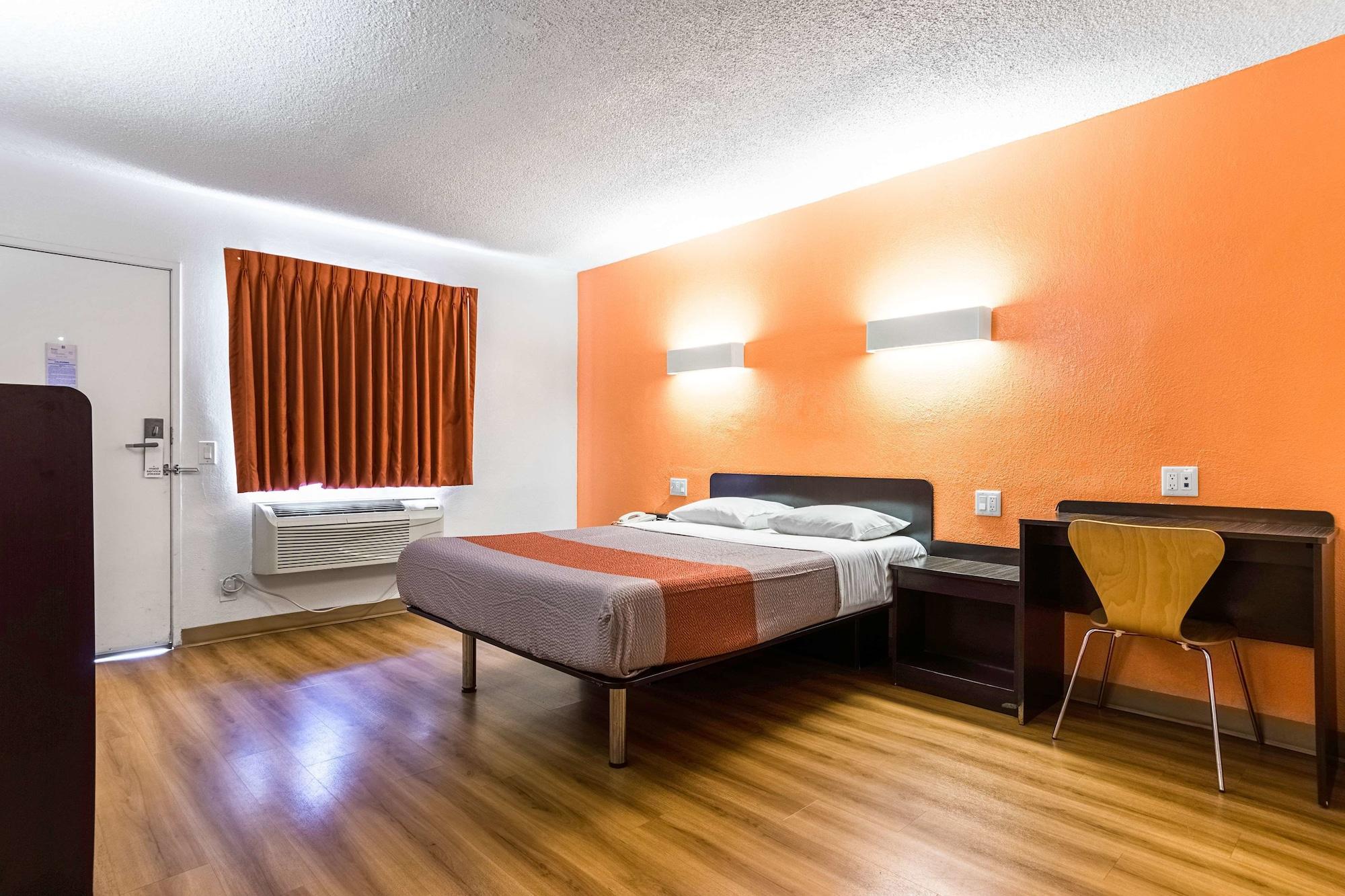 Motel 6-Long Beach, Ca - International City Eksteriør billede