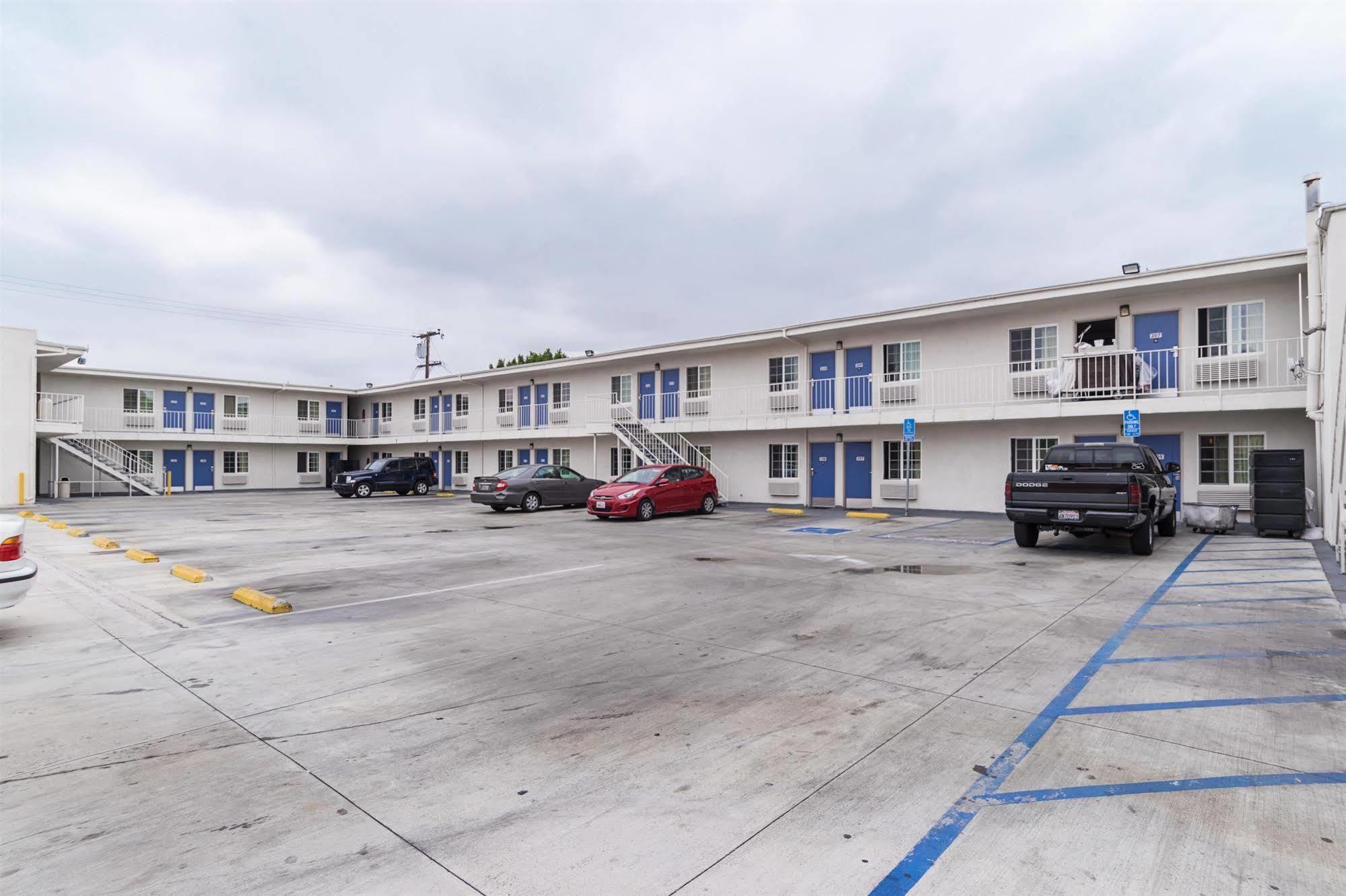 Motel 6-Long Beach, Ca - International City Eksteriør billede