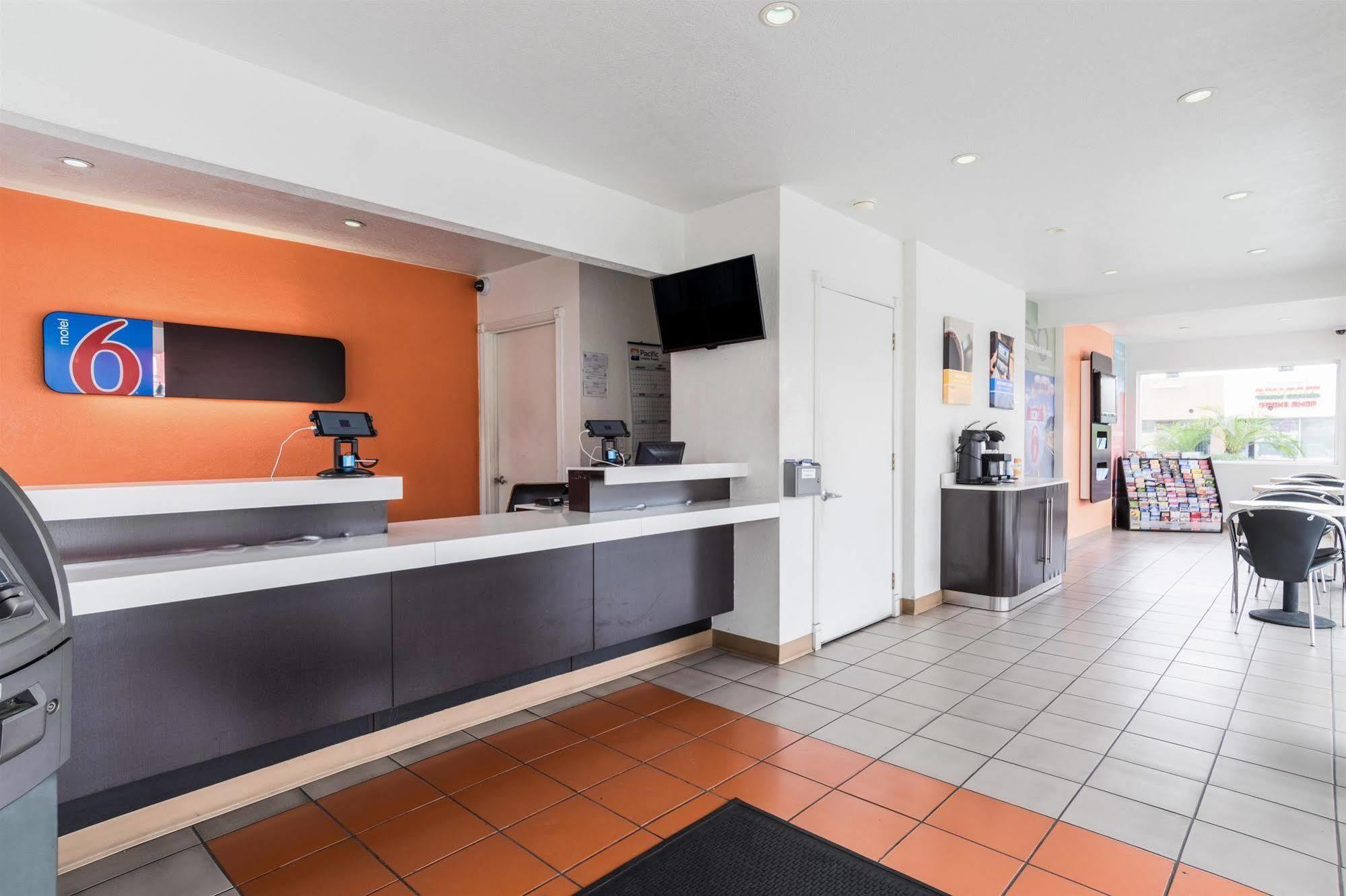 Motel 6-Long Beach, Ca - International City Eksteriør billede