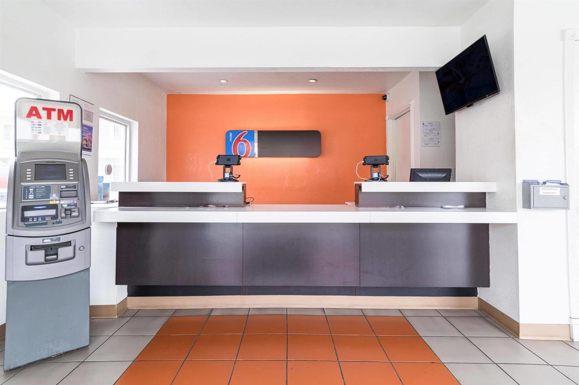 Motel 6-Long Beach, Ca - International City Eksteriør billede