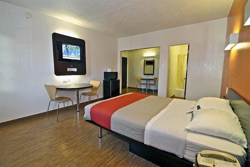 Motel 6-Long Beach, Ca - International City Eksteriør billede