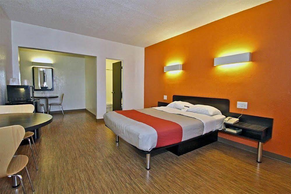 Motel 6-Long Beach, Ca - International City Eksteriør billede